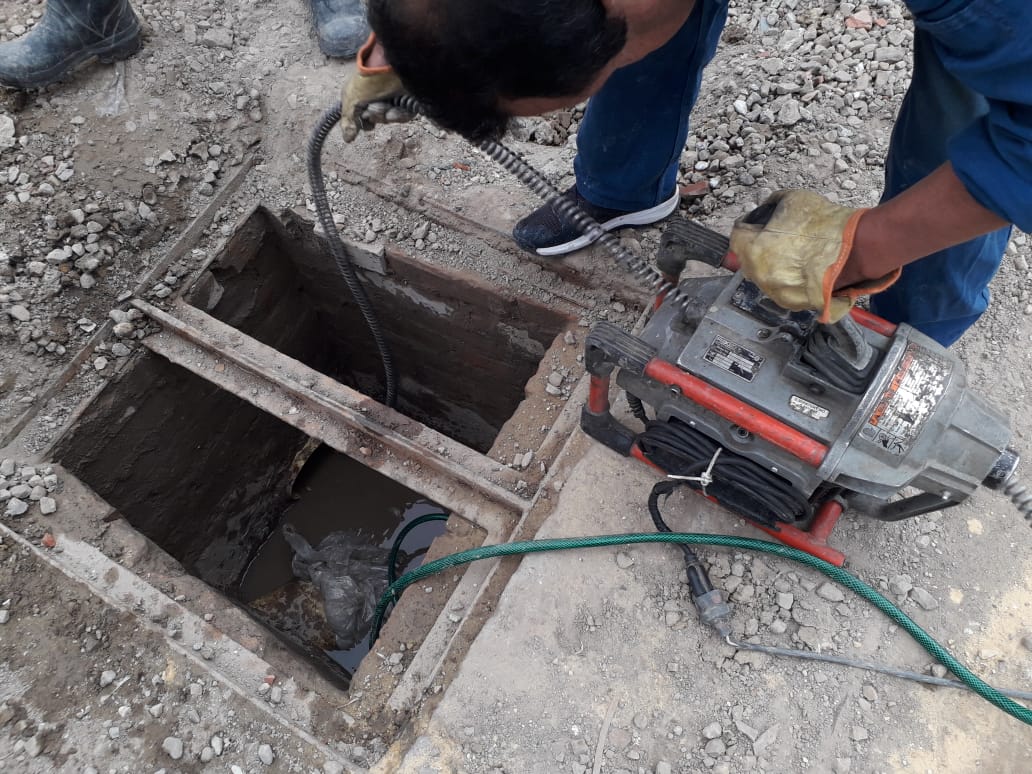 Destape de cañería de caja de inspección